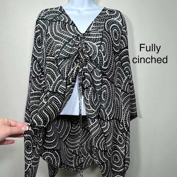 “Esmeralda Fashions” 1X - Black & White Blouse w/vertical cinch option in front - Picture 1 of 11